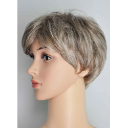 Krótka-peruka-po-chemioterapii-z-grzywką