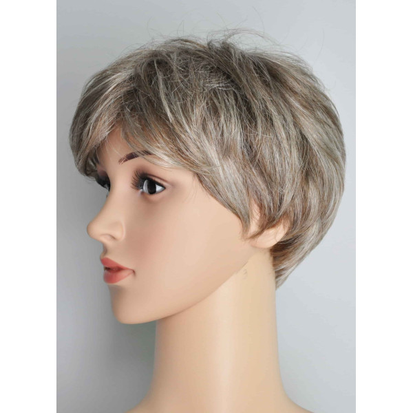 Krótka-peruka-po-chemioterapii-z-grzywką